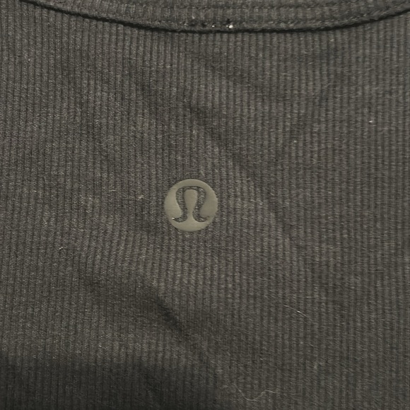 front, back and logo, very cute crop top - Picture 3 of 3